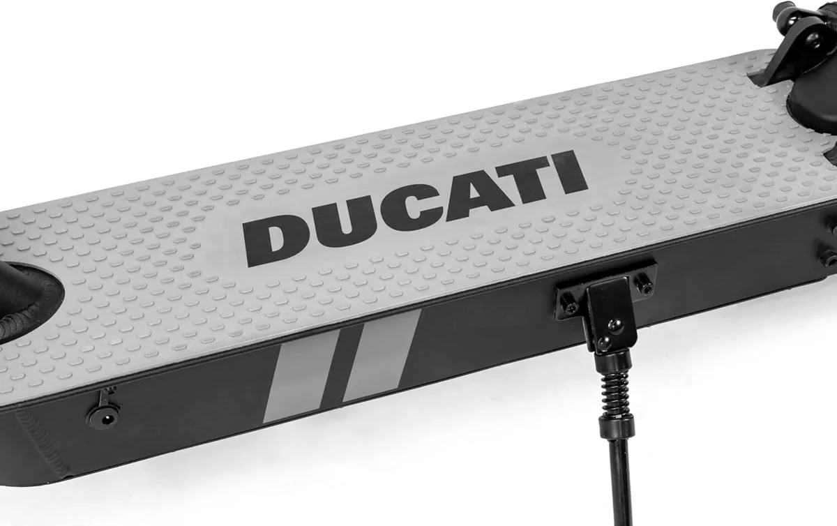 Gros plan sur le plateau gris marqué DUCATI et la béquille de la Ducati Pro-II MY26