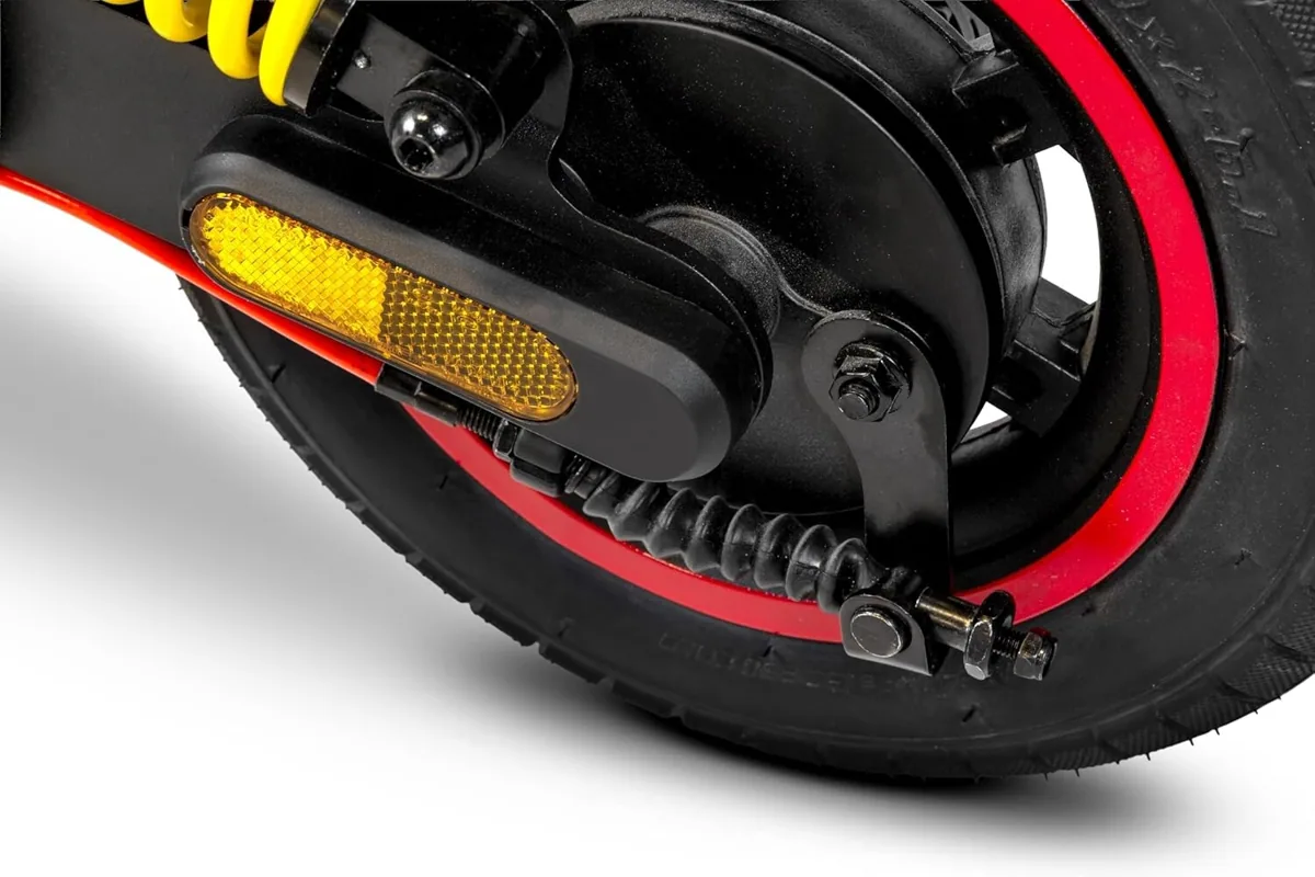 Gros plan sur la roue arrière à jante rouge de la Ducati Pro-II MY26, avec catadioptre orange