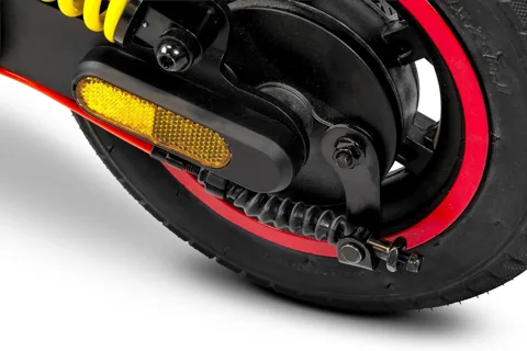 Gros plan sur la roue arrière à jante rouge de la Ducati Pro-II MY26, avec catadioptre orange