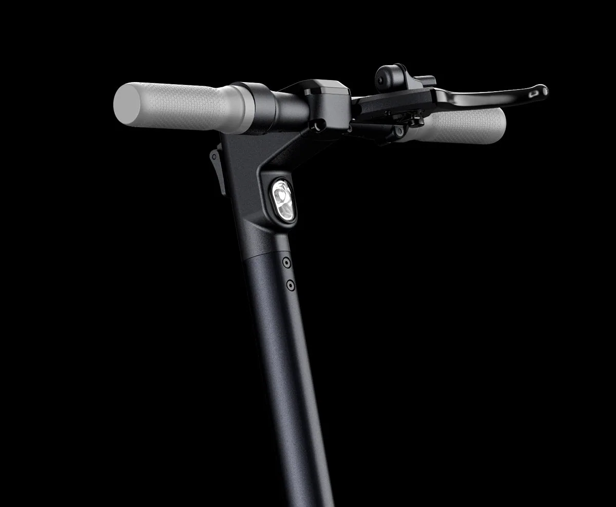 Gros plan sur le guidon de l'Inmotion Air avec leviers et écran intégré