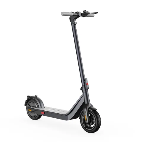 Trottinette électrique Inmotion Air vue de trois-quarts arrière en studio, garde-boue arrière et plateau visibles