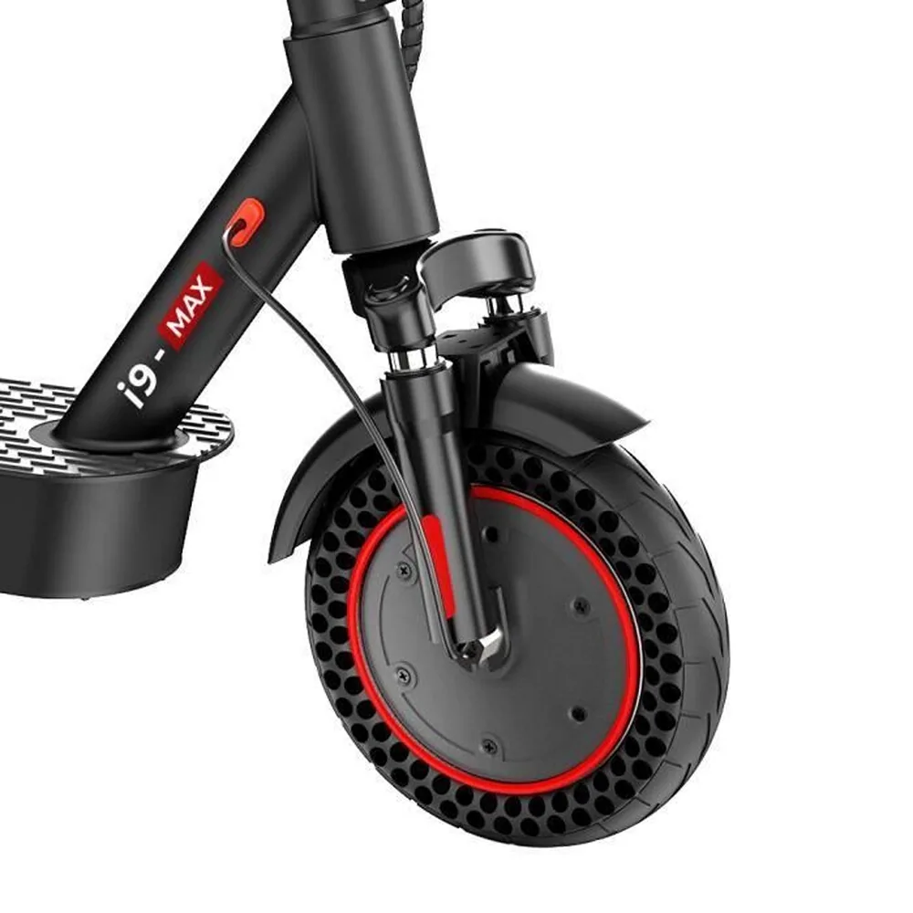 Gros plan sur la roue avant alvéolée de l'iScooter i9 Max, inscription i9 MAX sur la fourche