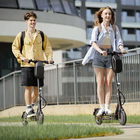Deux jeunes roulant sur des isinwheel E9T Max dans un parc
