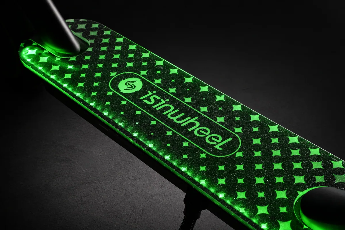 Gros plan sur le plateau de l'isinwheel S9 avec son éclairage décoratif vert allumé