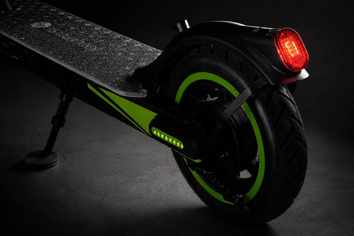 Gros plan sur la roue arrière de l'isinwheel S9 avec le feu arrière rouge allumé
