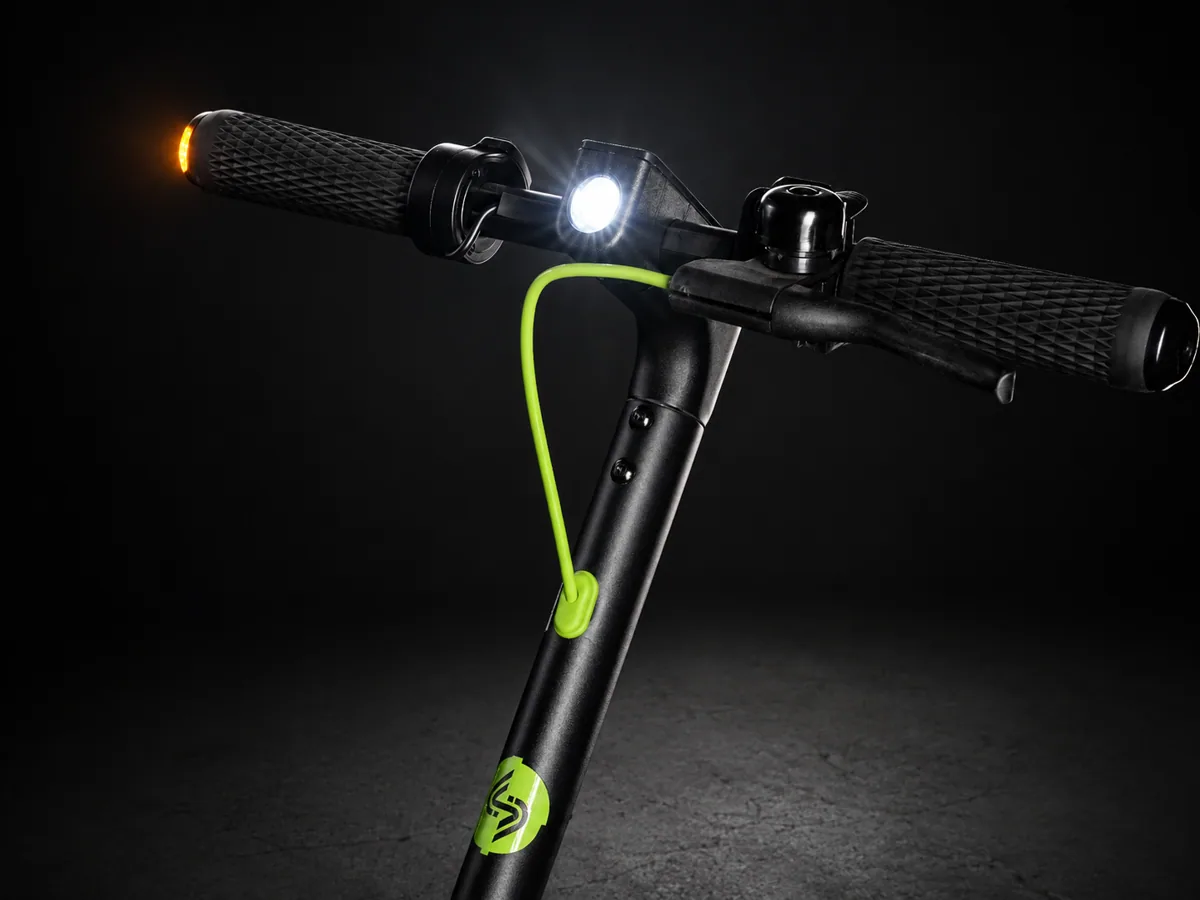 Gros plan sur le guidon de l'isinwheel S9 avec phare allumé et clignotant orange