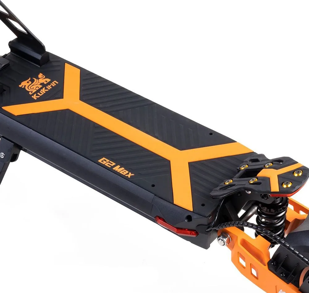 Gros plan sur le plateau noir et orange marqué G2 Max de la Kukirin G2 Max