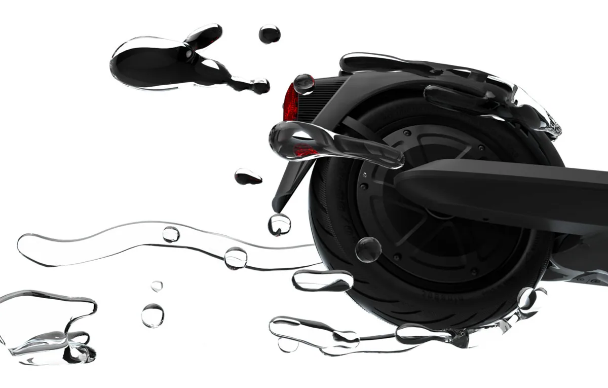 Roue arrière et garde-boue de la Segway-Ninebot E2 Pro E éclaboussés d'eau