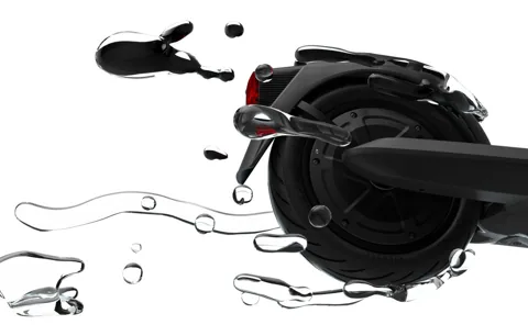 Roue arrière et garde-boue de la Segway-Ninebot E2 Pro E éclaboussés d'eau
