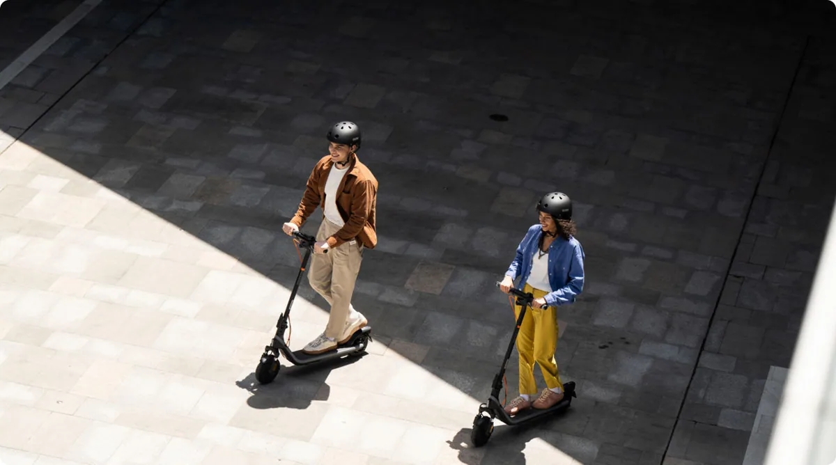 Deux personnes roulant en Segway-Ninebot E2 Plus E II sur un pavé, vues d'en haut
