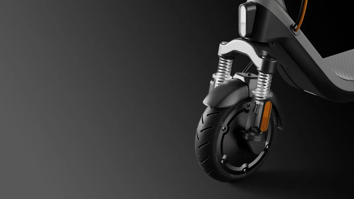 Roue avant et fourche à suspension de la Segway-Ninebot E2 Plus E II, gros plan