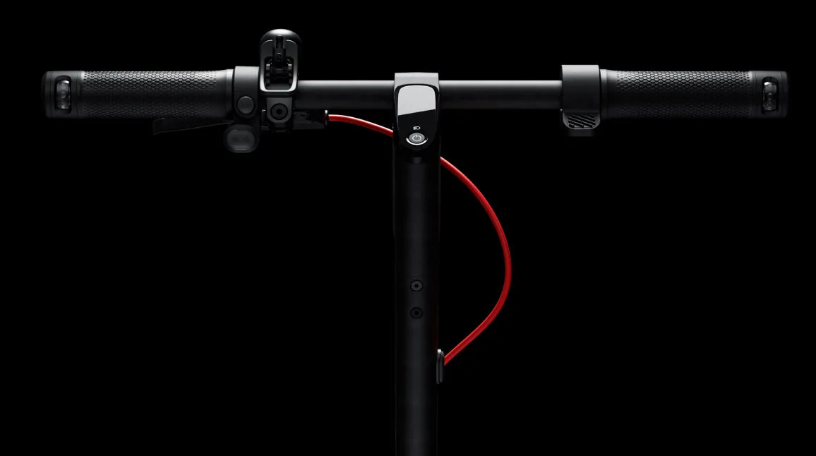 Guidon de la Segway-Ninebot F2 Pro E II vu de face, câble rouge