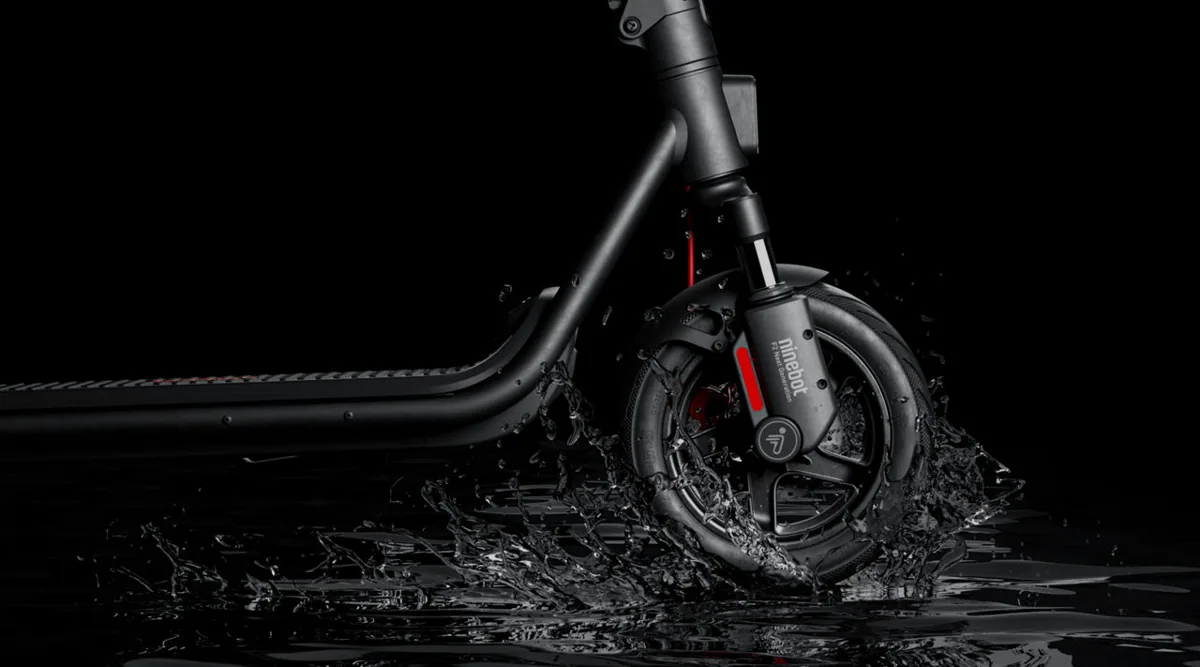 Roue avant de la Segway-Ninebot F2 Pro E II roulant dans une flaque