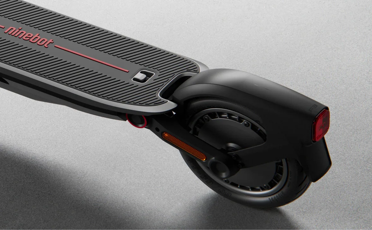 Plateau et roue arrière de la Segway-Ninebot F3 Pro E avec l'inscription ninebot