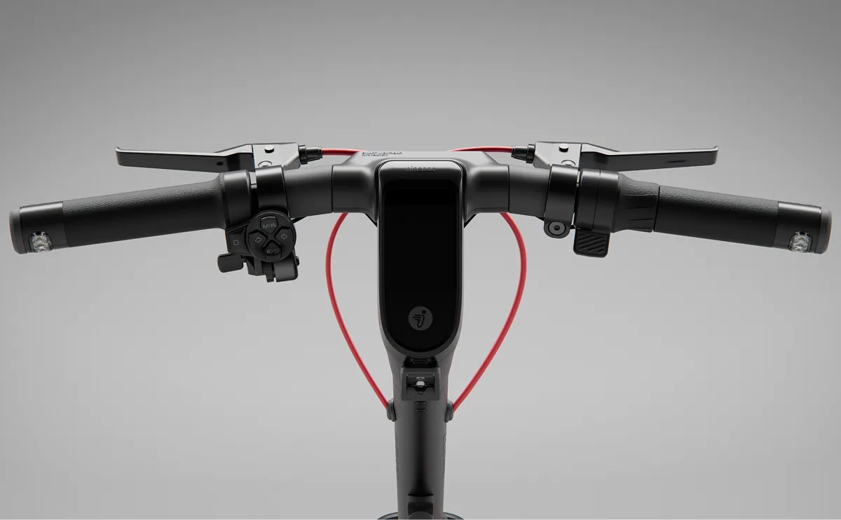 Guidon de la Segway-Ninebot F3 Pro E vu de face avec écran et câbles rouges