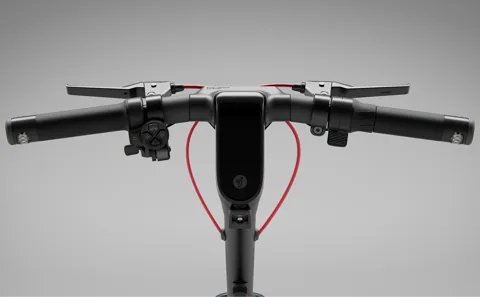 Guidon de la Segway-Ninebot F3 Pro E vu de face avec écran et câbles rouges
