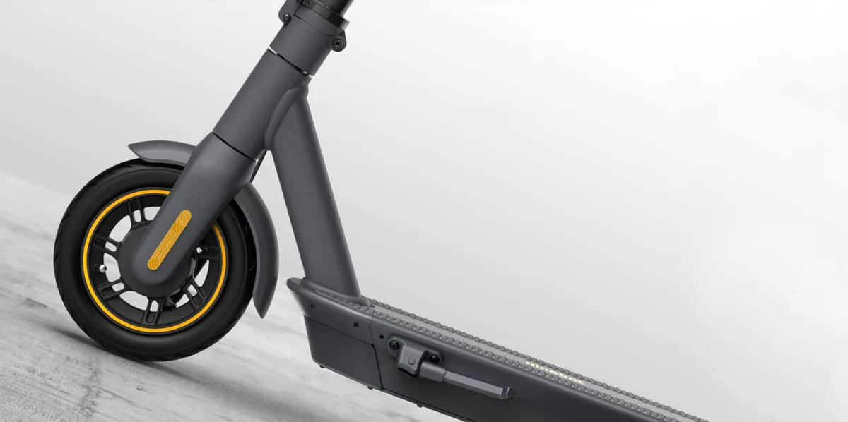 Roue avant et plateau de la Segway-Ninebot MAX G30 dans une montée