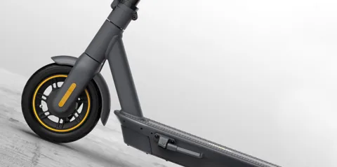 Roue avant et plateau de la Segway-Ninebot MAX G30 dans une montée