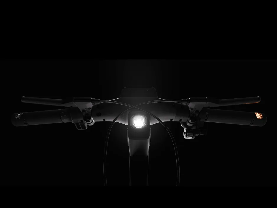 Guidon et phare allumé de la Segway ZT3 Pro E dans le noir
