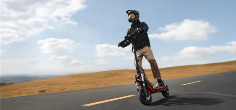 Homme casqué roulant en Segway ZT3 Pro E sur une route de campagne
