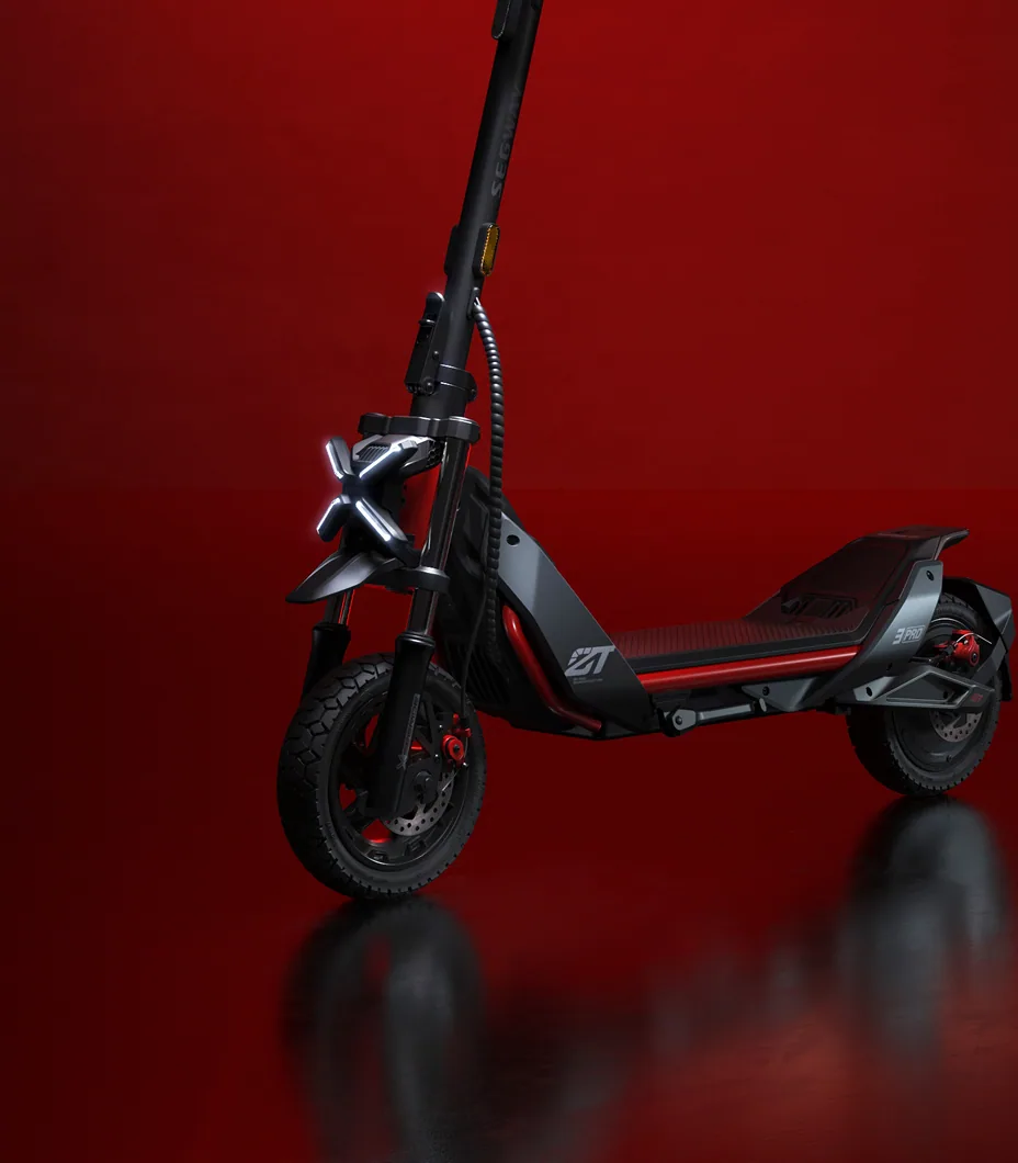 Trottinette électrique Segway ZT3 Pro E vue de trois quarts sur fond rouge