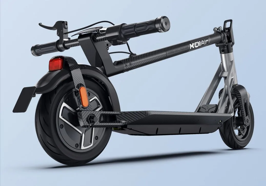 Trottinette électrique Niu KQi Air pliée vue de l'arrière : feu arrière, roue arrière et cadre argent