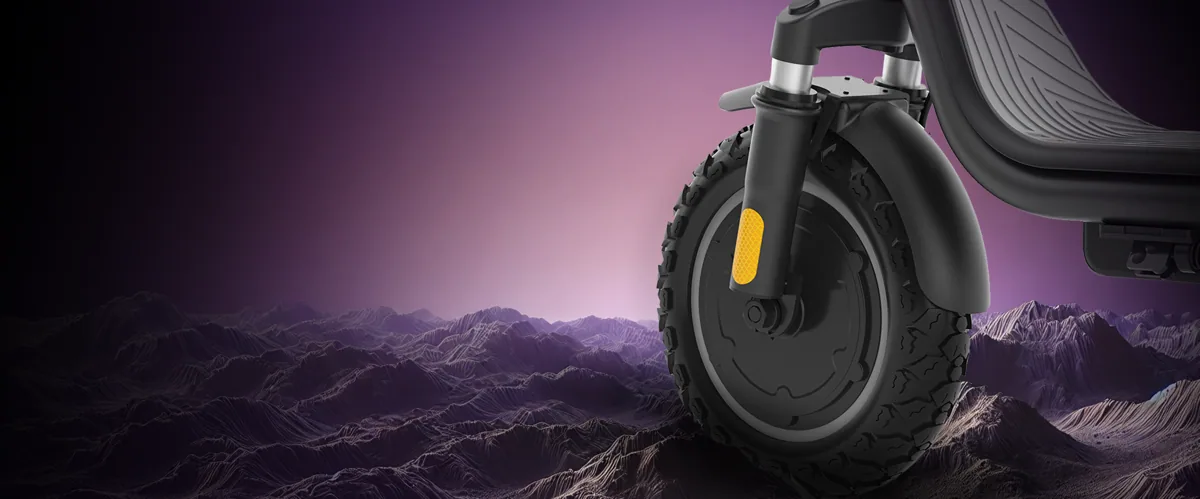 Gros plan sur la roue avant tout-terrain de 10 pouces et la fourche de l'Urbanglide Ride 100 Evo