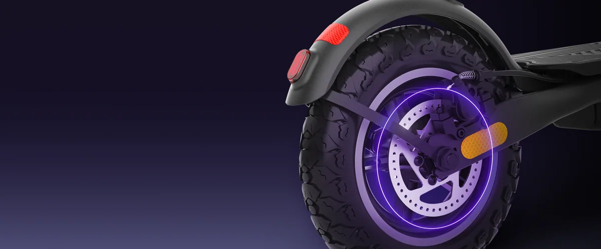 Gros plan sur la roue arrière de l'Urbanglide Ride 100 Evo avec son frein à disque et le feu arrière