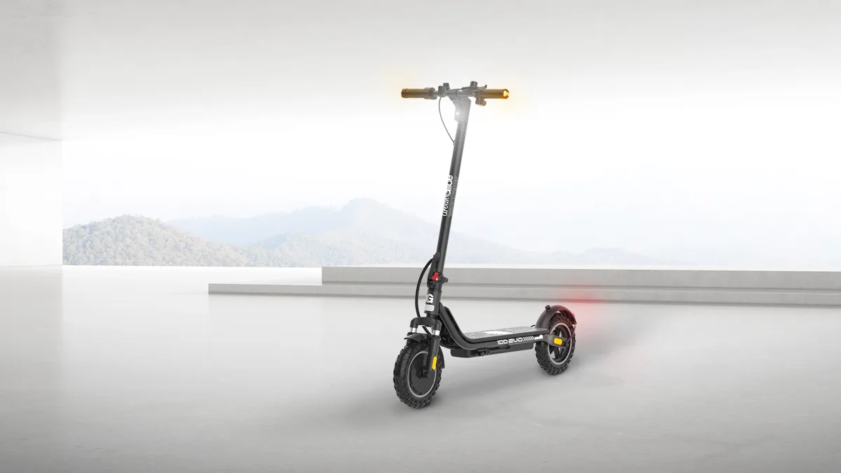 Trottinette électrique Urbanglide Ride 100 Evo noire vue de trois quarts avant, pneus tout-terrain, dans une salle claire avec vue sur la montagne