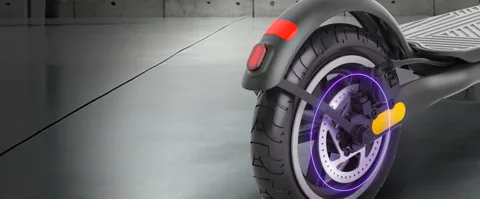 Gros plan sur la roue arrière de l'Urbanglide Ride 85 Evo avec son frein à disque et le feu arrière rouge