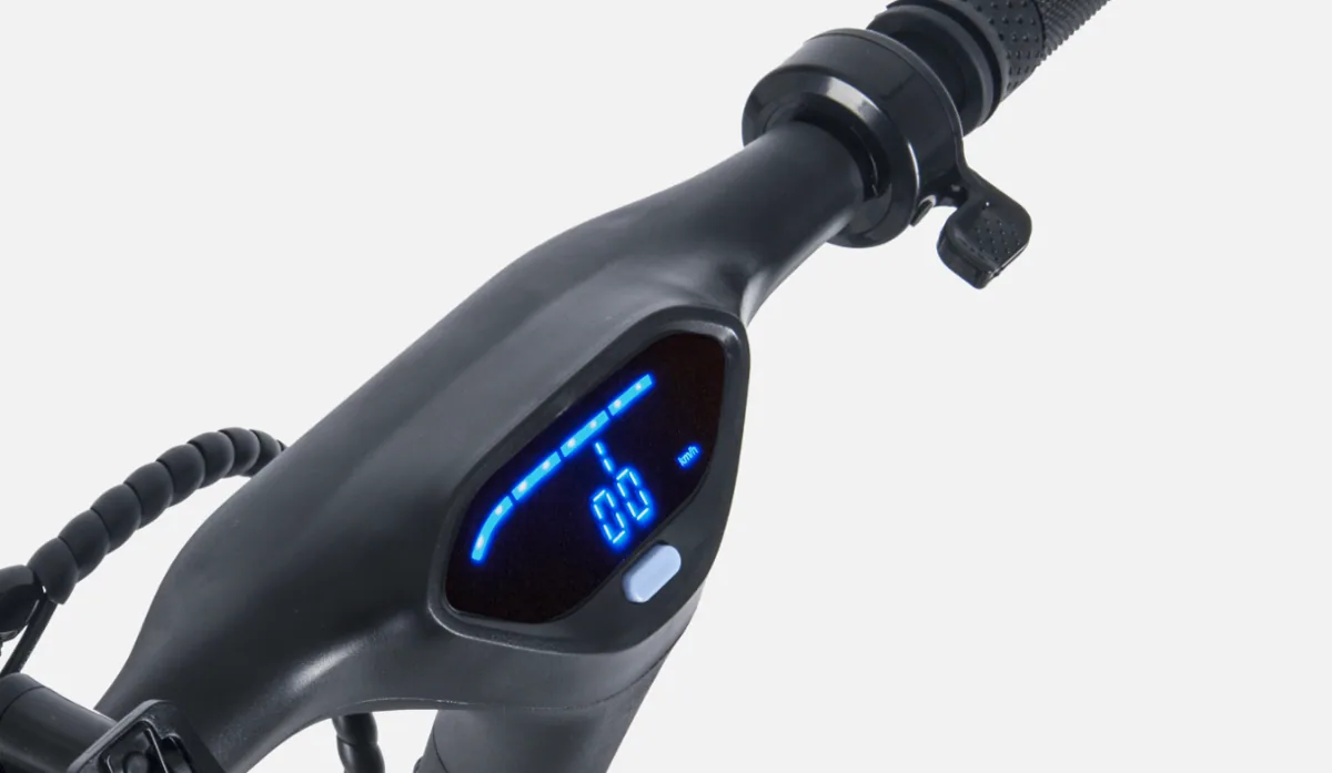 Gros plan sur l'écran bleu intégré au guidon de l'Urbanglide Ride 100XS