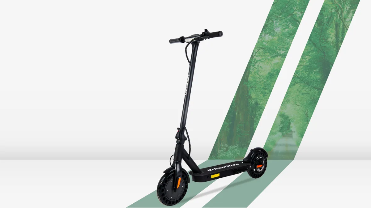 Trottinette électrique Urbanglide Ride 100XS noire vue de trois quarts avant, devant un décor à bandes vertes