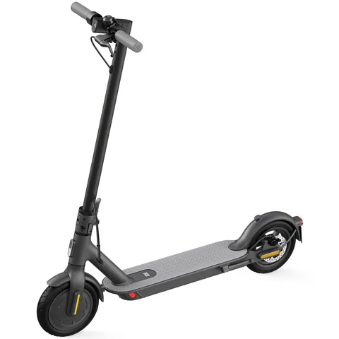 Trottinette électrique Xiaomi Mi Electric Scooter 1S noire, vue de trois quarts avant, dépliée