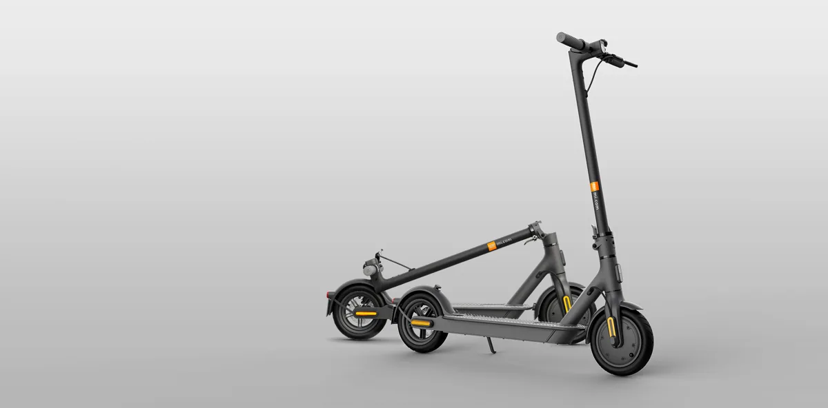 Deux Mi Electric Scooter 1S noires, l'une dépliée et l'autre pliée