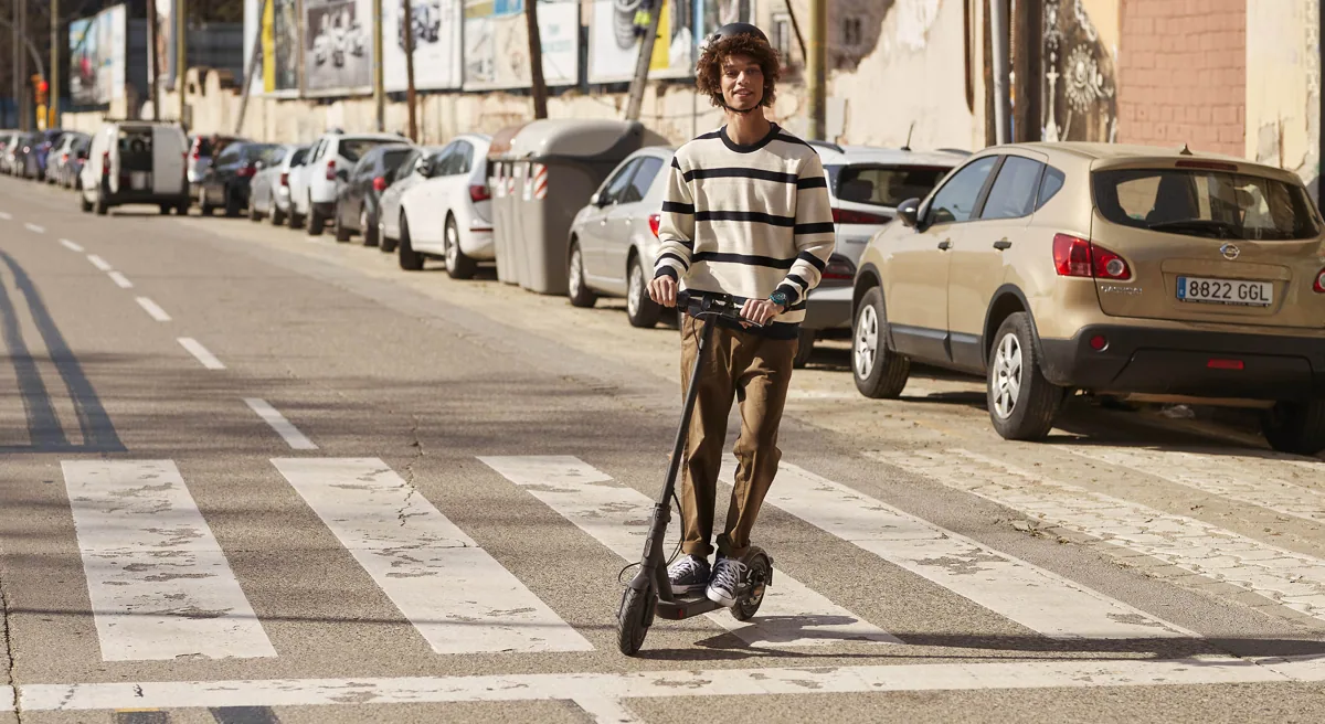 Homme roulant dans une rue sur la Mi Electric Scooter Essential