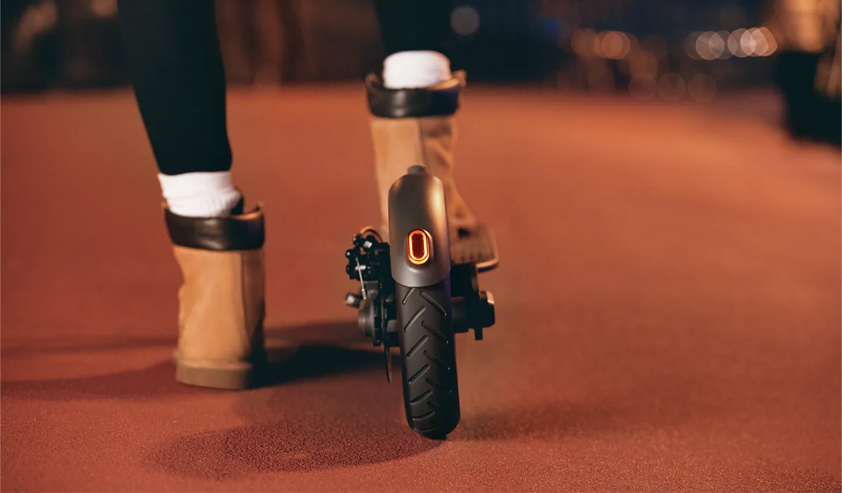 Feu arrière allumé de la Mi Electric Scooter Pro vu de derrière pendant un trajet
