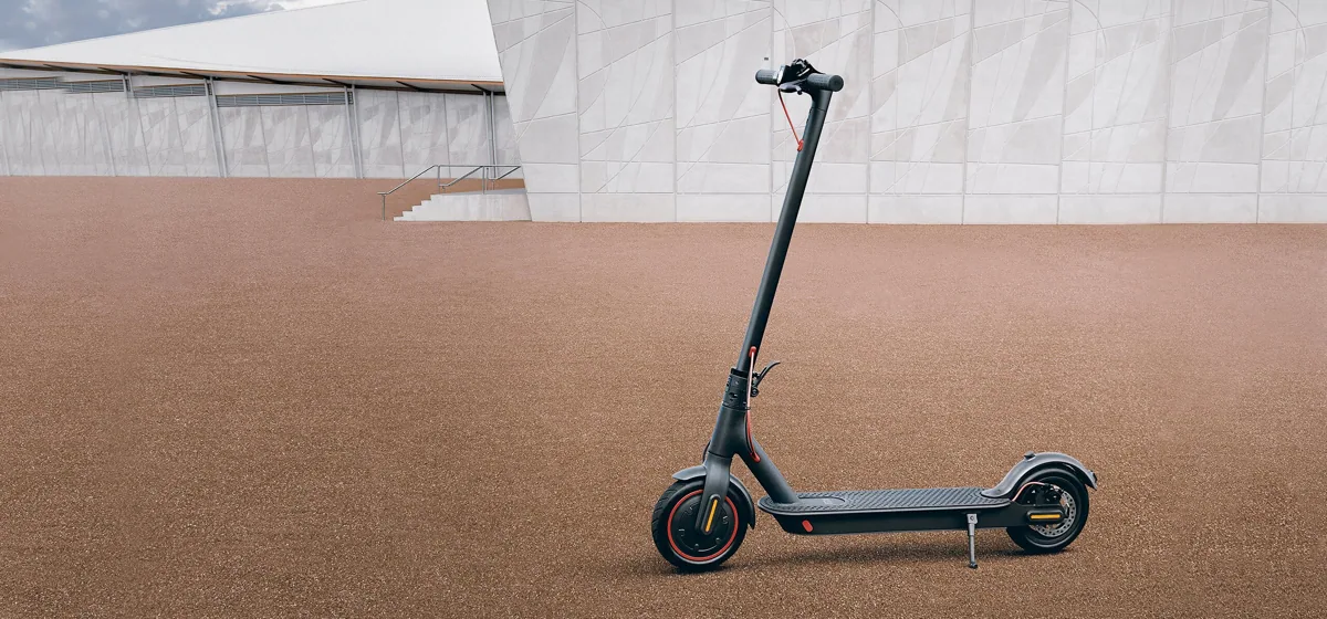 Mi Electric Scooter Pro noire posée sur sa béquille, vue de profil