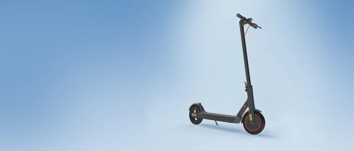 Mi Electric Scooter Pro noire vue de trois-quarts sur fond bleu clair