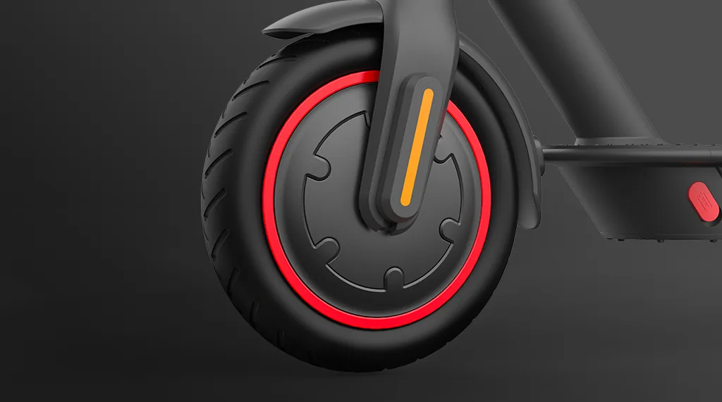 Roue avant de la Mi Electric Scooter Pro 2 avec liseré rouge et catadioptre orange