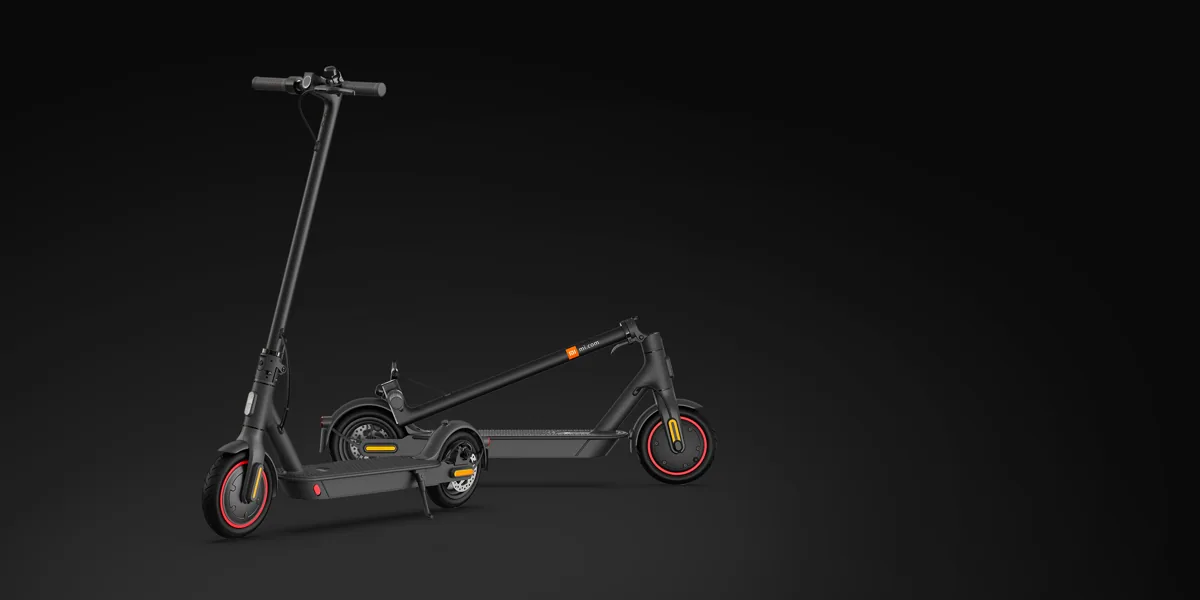 Mi Electric Scooter Pro 2 noire dépliée devant une Pro 2 pliée