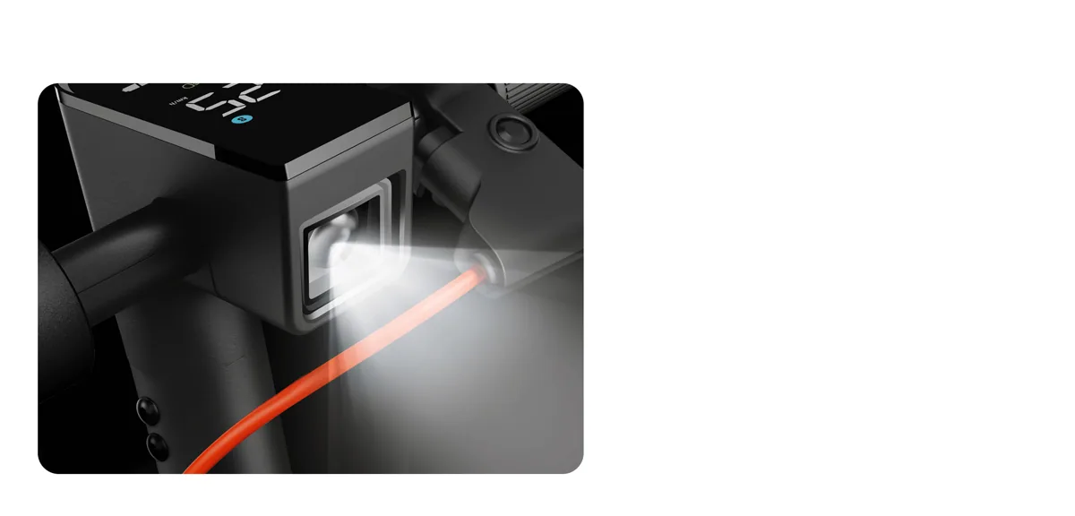 Phare avant allumé de la Xiaomi Electric Scooter 4 Lite (2e génération) en gros plan