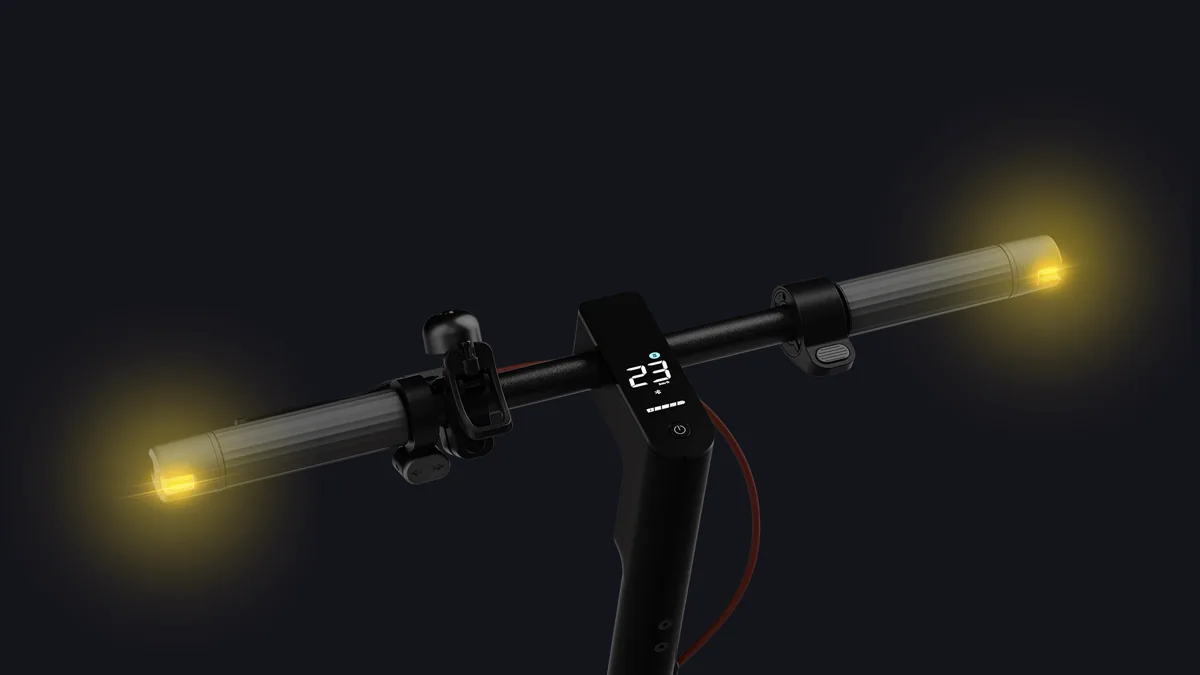 Guidon de la Xiaomi Electric Scooter 4 Pro (2e génération) avec les clignotants allumés aux deux bouts