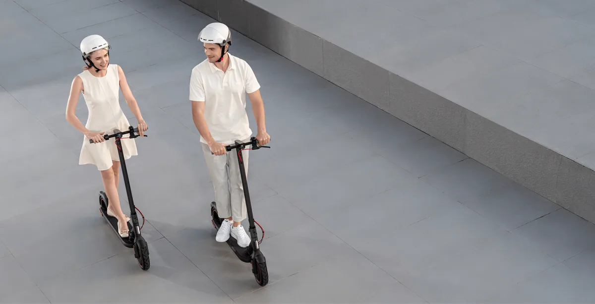 Deux personnes casquées qui roulent en Xiaomi Electric Scooter 4 Pro (1re génération), vue de dessus