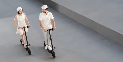 Deux personnes casquées qui roulent en Xiaomi Electric Scooter 4 Pro (1re génération), vue de dessus