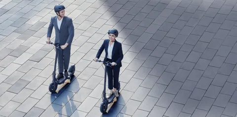 Deux personnes casquées sur des Xiaomi Electric Scooter 4 Pro (2e génération) sur un parvis, vue de dessus