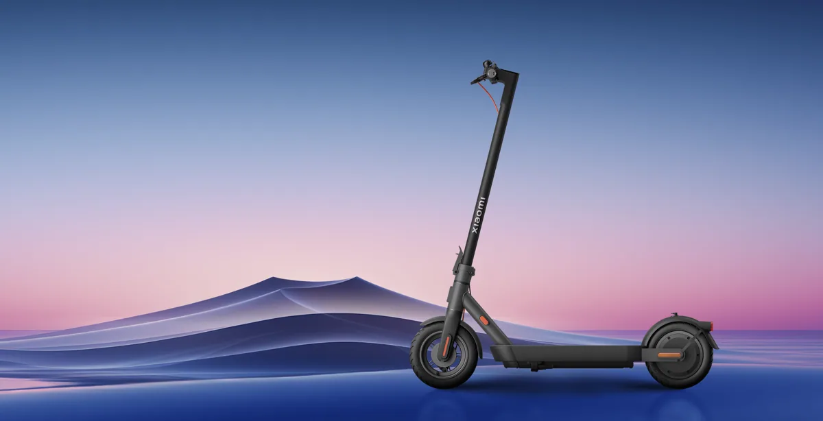 Trottinette électrique Xiaomi Electric Scooter 4 Pro (2e génération) noire, vue de trois quarts avant, dépliée, devant un décor de dunes