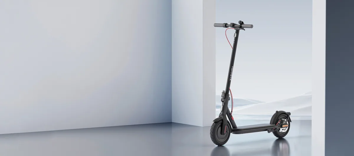 Trottinette électrique Xiaomi Electric Scooter 4 noire posée dans une pièce blanche lumineuse