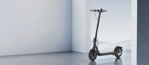 Trottinette électrique Xiaomi Electric Scooter 4 noire posée dans une pièce blanche lumineuse