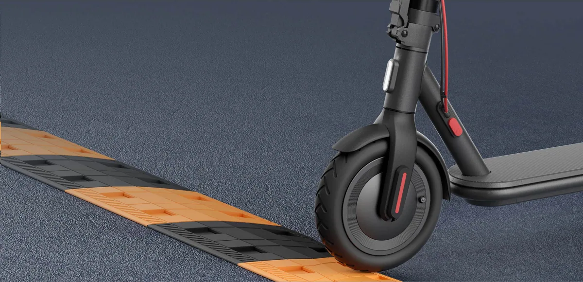Roue avant de la Xiaomi Electric Scooter 4 qui passe sur un ralentisseur