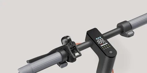 Guidon de la Xiaomi Electric Scooter 5 avec l'écran au centre, la sonnette et les poignées